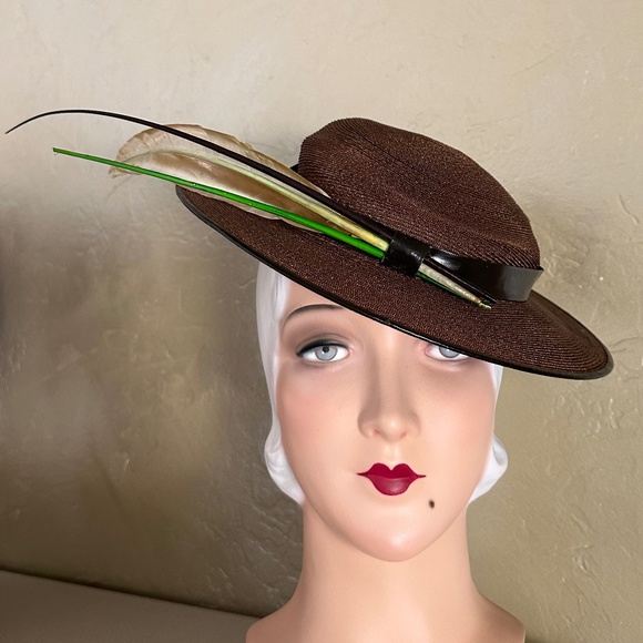 CHARMING 1940S\' BROWN STRAW FEDORA WITH LACQUERED FEATHERS + QUILLS main image 6